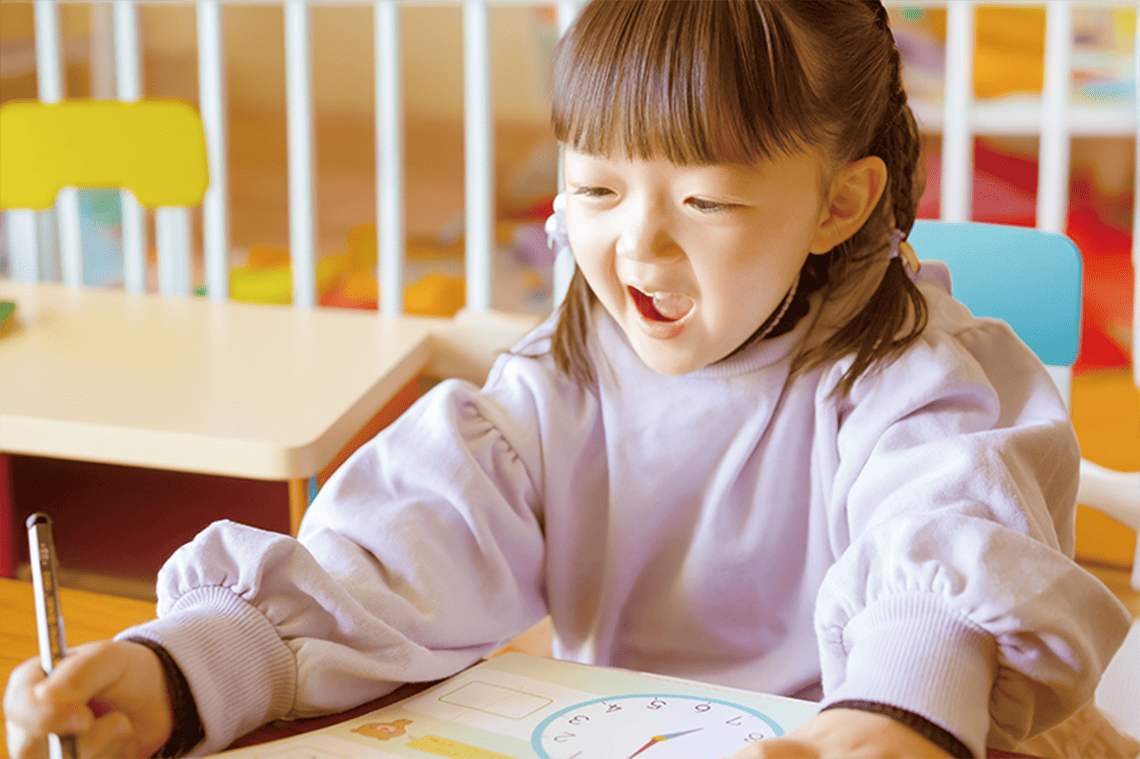 子どもが文字を書く写真